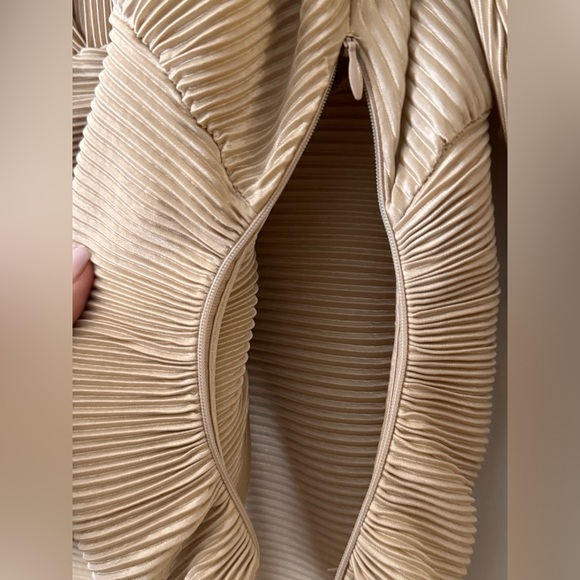 Hello 🔥 brand new champagne gold top by Astr - Picture 2 of 5